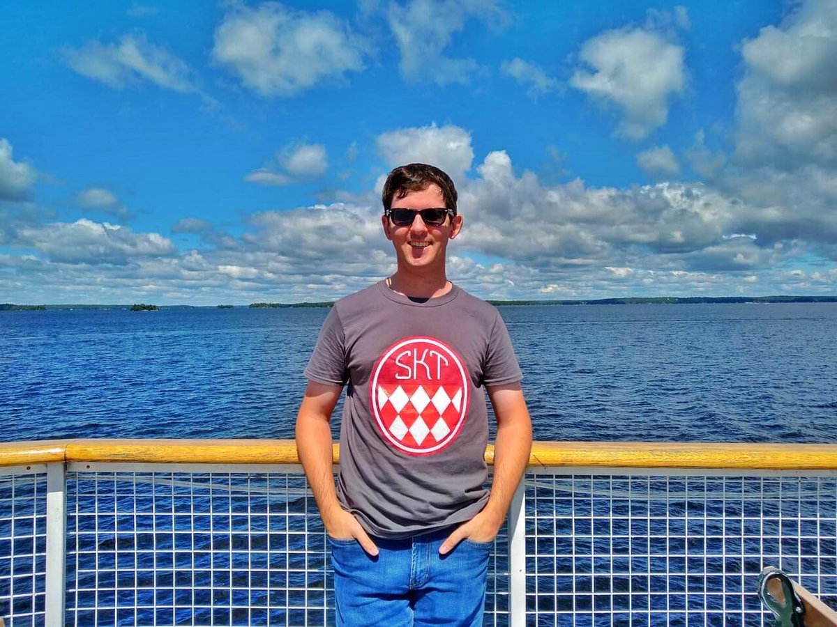 SuedkurveTO's tweet photo. .@SuedkurveTO member Dr. @mobros1920 repping #SKTonTour at the @RMSSegwun in beautiful #Gravenhurst, #Ontario 🇨🇦 🚢 🛳 #Muskoka #MuskokaSteamships #MattyMo #MiaSanMia #FCBayern #FCBayernUS https://t.co/dEkm9Y3nbR