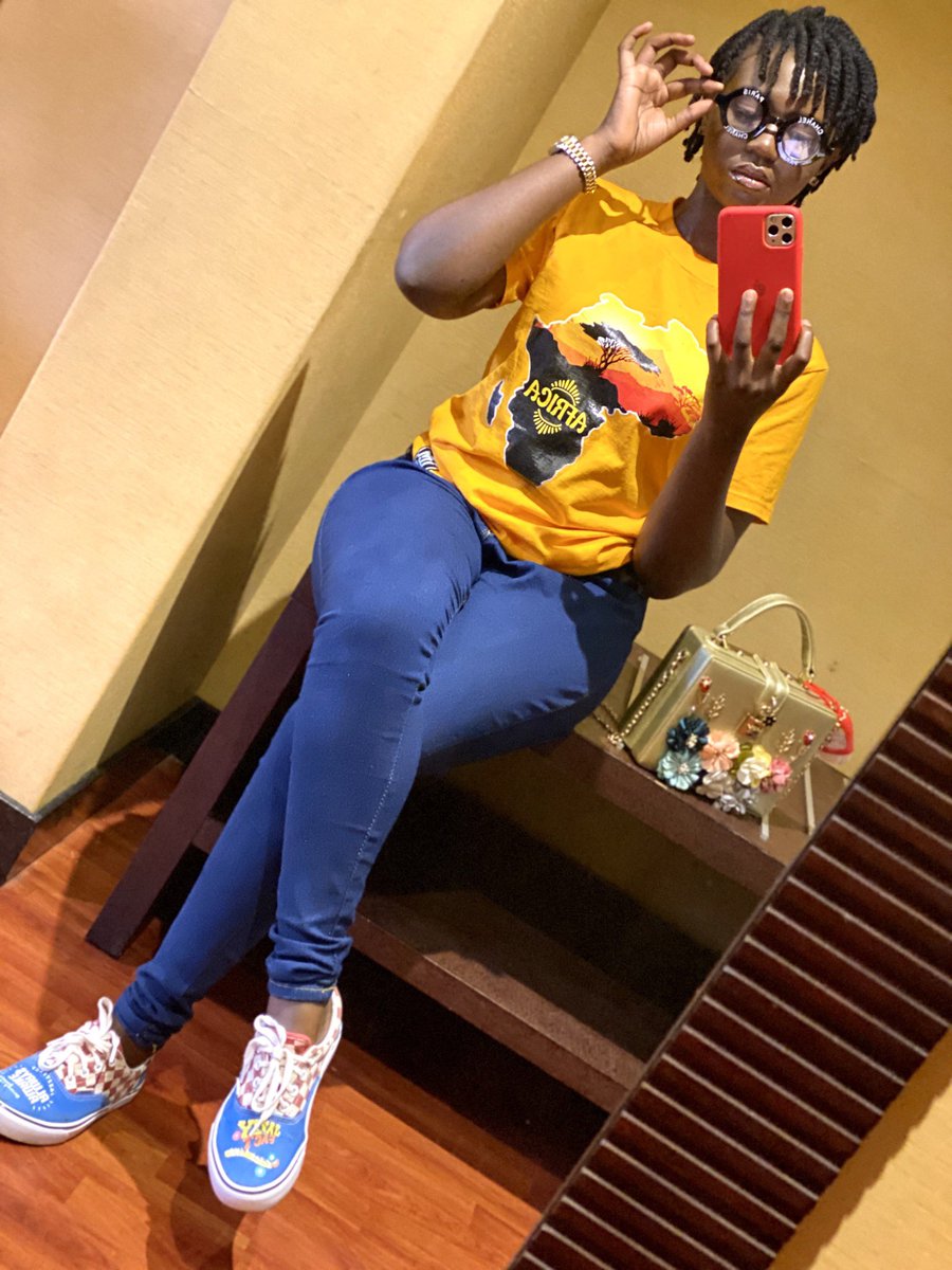 mutoniliane's tweet photo. Me always 📸📸📸 https://t.co/rlJXsy2rKE