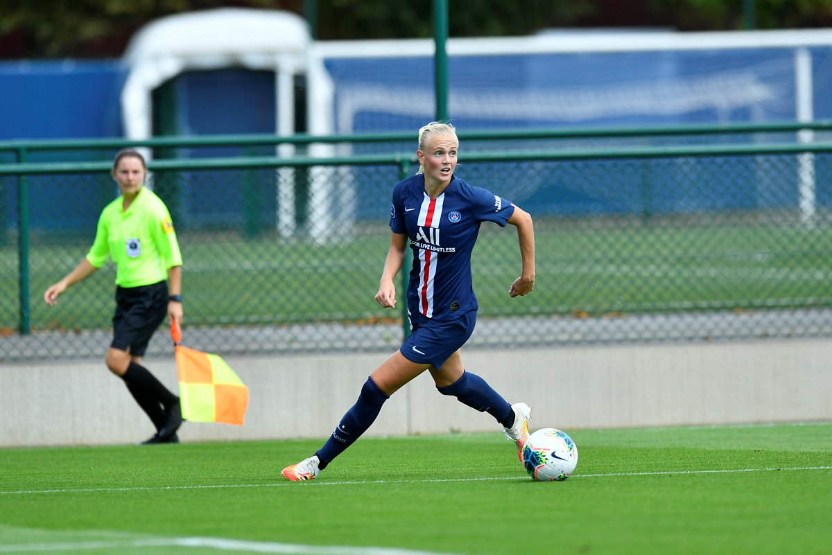 SportivaLatina's tweet photo. #Futbol
Karina #Saevik (24 años), integrante del #PSG desde el verano 2019, ha firmado por el club alemán de #Wolfsburgo.
Saevik vistió 16 veces la camiseta de la selección noruega por 2 goles. En el club galo participó en 17 partidos anotando 3 goles. https://t.co/CtilJPNwgB