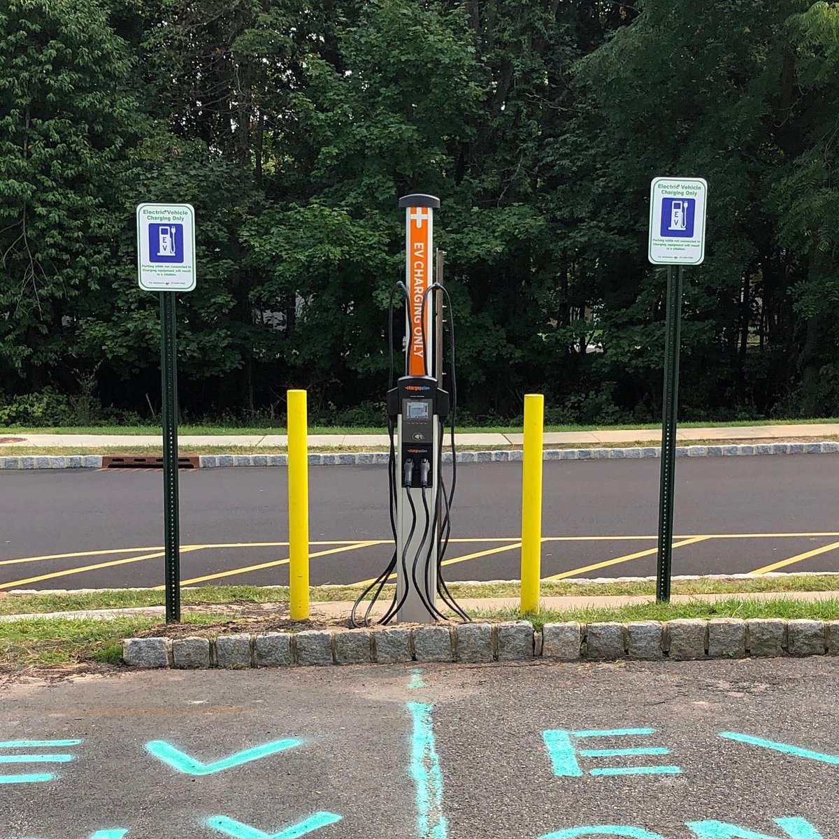 SustainVerona's tweet photo. Our newest EV Charging Station is now installed and ready for use at the Community Center! We now have two public charging stations conveniently located along Bloomfield Avenue at our municipal buildings. 🌱@VeronaTownship @myveronanj @WestEssexNOW @SJ_Program @GreenVeronaNJ https://t.co/XJ7Jg53xkP