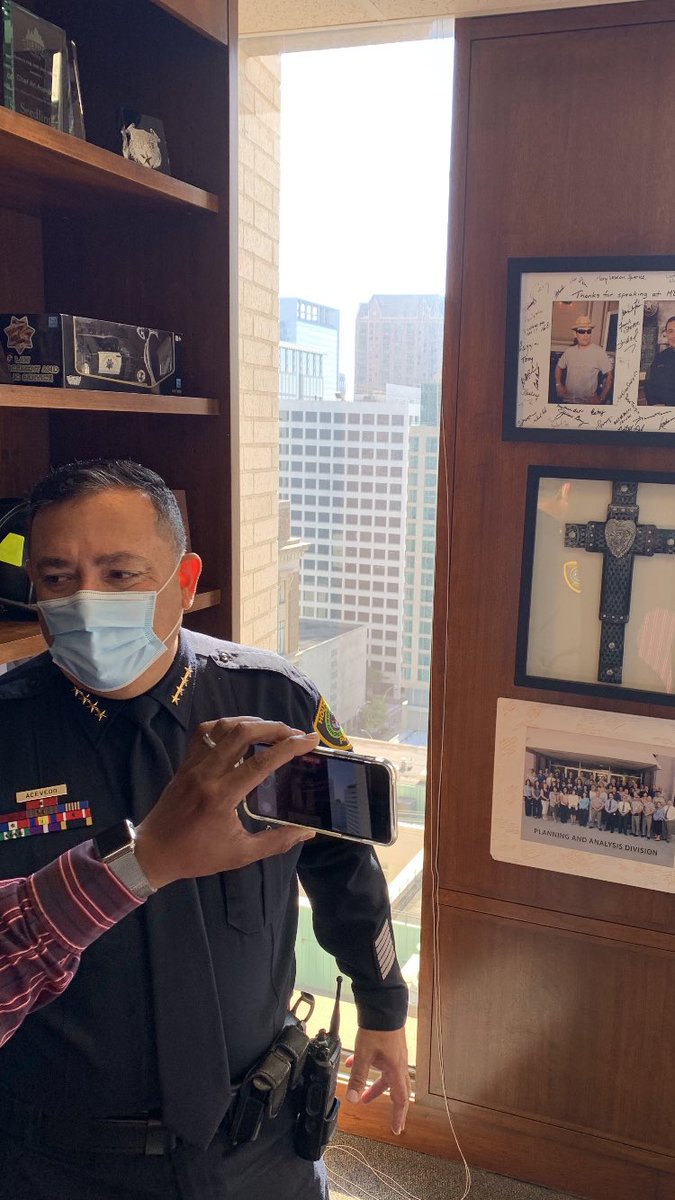 RaulCollins16's tweet photo. Thanks @ArtAcevedo for the inspiration to go out and spread #RelationalPolicing @houstonpolice with @NormalToBeFit #GHPAL #PublicAffairs @LarryBaimbridge balled out ty @Carlducena and @TinaChandlerPro @justGEORGEhpd #Always@work 👮🏾‍♂️😎😂👮🏻👌🏾🤜🏾💯 https://t.co/H3kpoZ0gj0