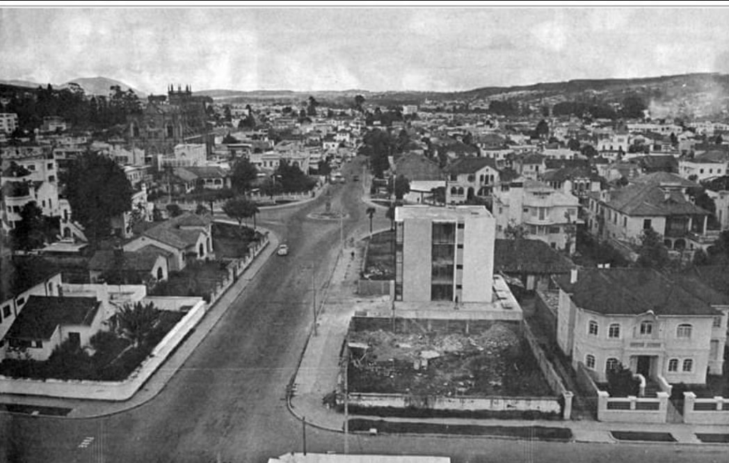 quito_antano's tweet photo. Así era la #AvAmazonas y 18 de Septiembre vista de sur a norte aproximadamente en 1960. Se aprecia un poco borrosa la iglesia de #SantaTeresita. #QuitoDeAntaño #Quito • https://t.co/NAtpdgibnZ