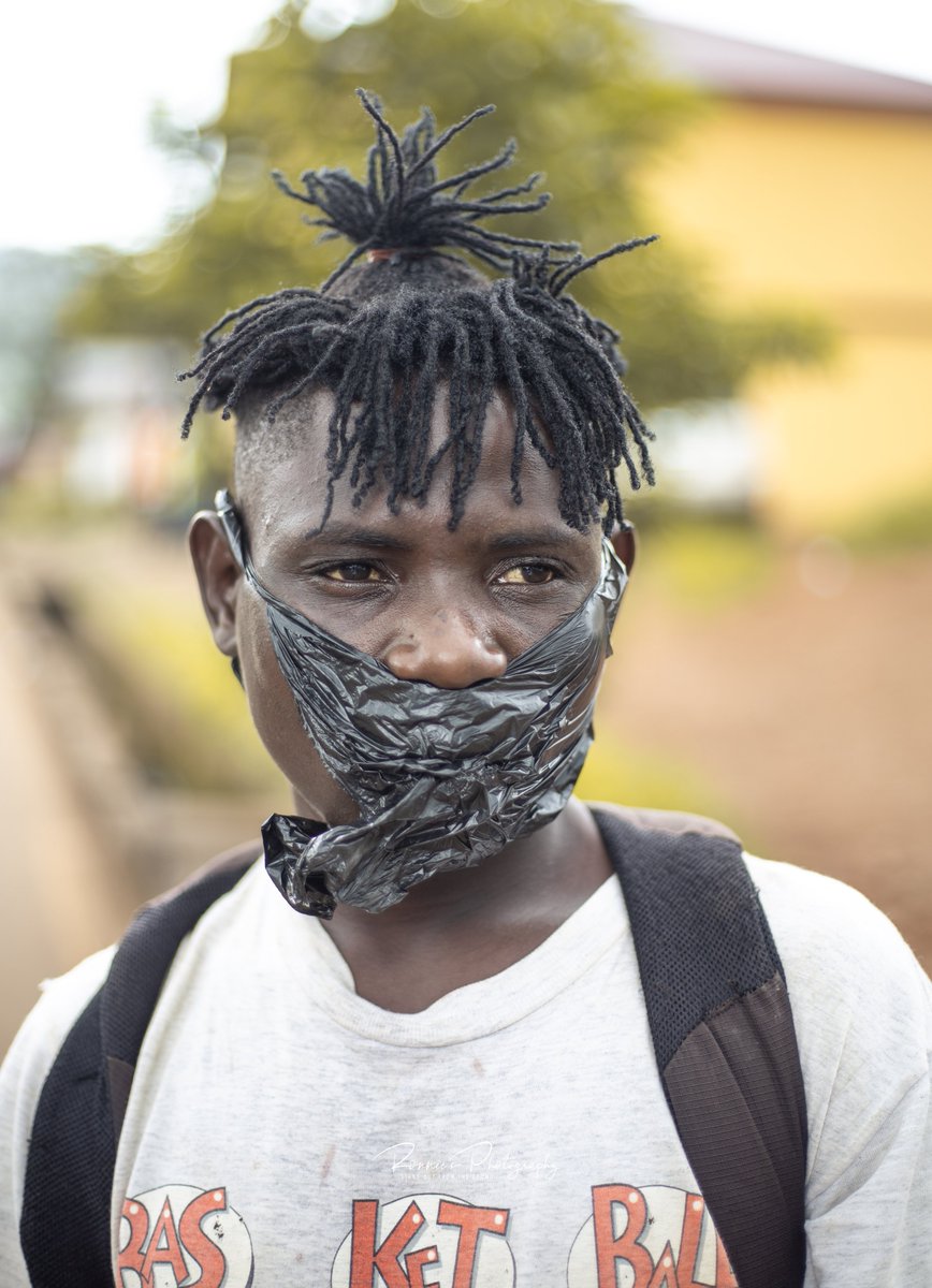 The use of #facemask is being enforced in Sierra Leone by the military and police in a bid to stop the spread of #COVID19 . This guy could not get a hand made face mask so he made himself a plastic face mask to get past the police.
#SaloneTwitter https://t.co/ampaepZiAw