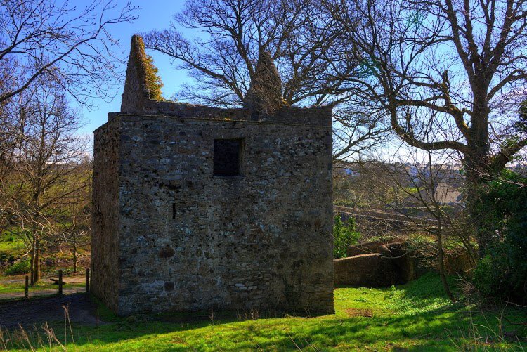 O’Doherty’s Keep is a handsome ruin of a 14th C AD Hiberno-Norman Castle. A third floor was added in 1601 - in order for it to form the base for a liberating Spanish Armada. Following an O’Doherty’s sack of Derry it was burnt out.