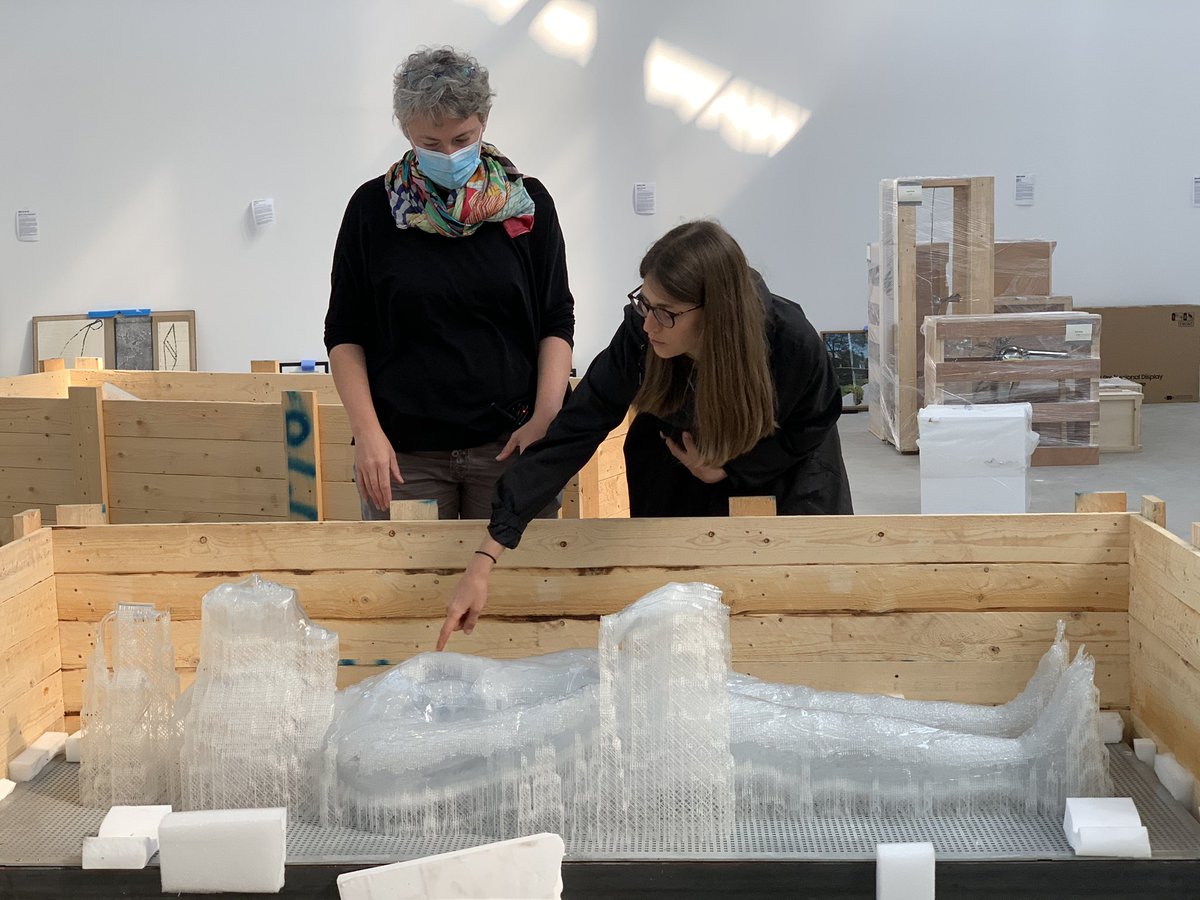 fracgrandlarge's tweet photo. J-3 !
😍 Le montage d’une exposition c’est aussi ces moments privilégiés de rencontre avec les artistes ! 
@PLATFORM_FRAC @reseau50nord @Dunkerque @departement59 @hautsdefrance 
#evalhoest #montage #shitsukan #fracgrandlarge #unautremondedansnotremonde #dunkerque https://t.co/ZImVqCqOS3