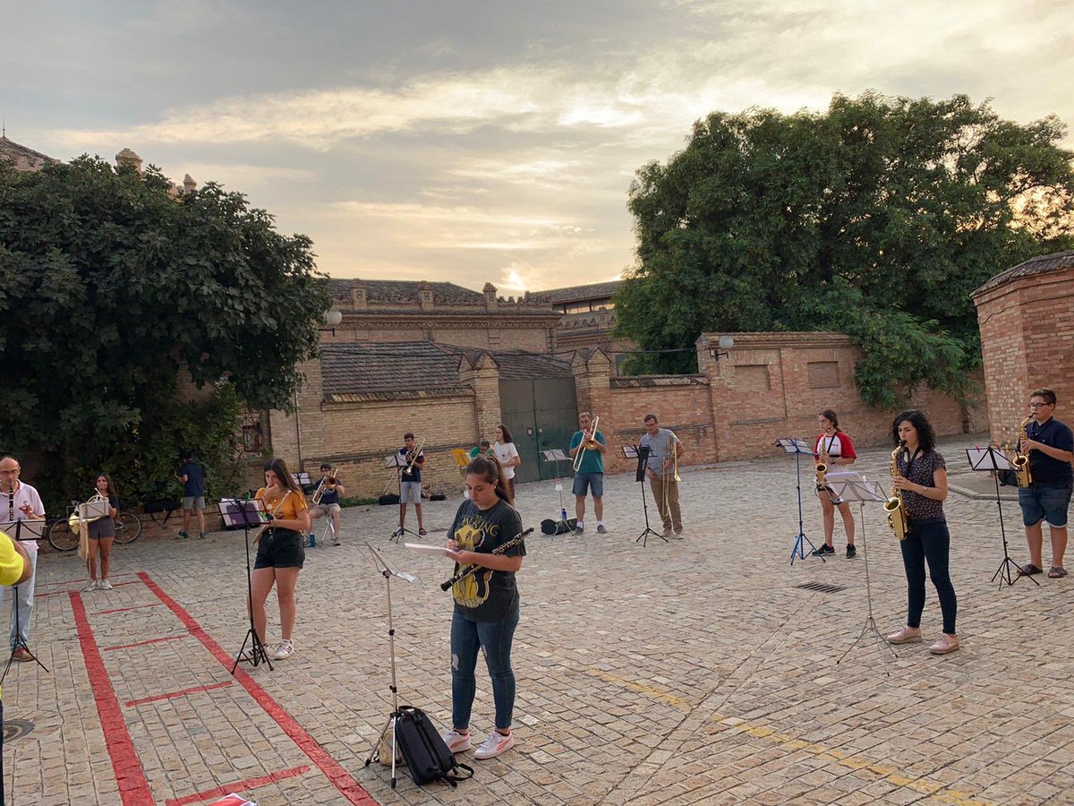 bmliceosevilla's tweet photo. 🎶 Comportamiento ejemplar de nuestros músicos en la vuelta a los ensayos.
Vendrán tiempos raros e incomodos para nosotros pero lo disfrutamos de igual manera.
Orgullo máximo hacia toda la plantilla.
#SigueAlSol
#MusicaSol https://t.co/NMs1e2Ivir