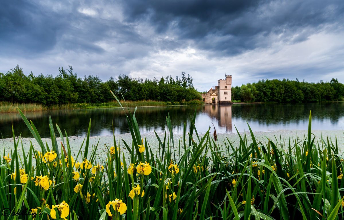 Oakfield Park House is a magnificent landscaped Georgian estate. The vistas along the lake & it’s folly are a popular site for wedding photography