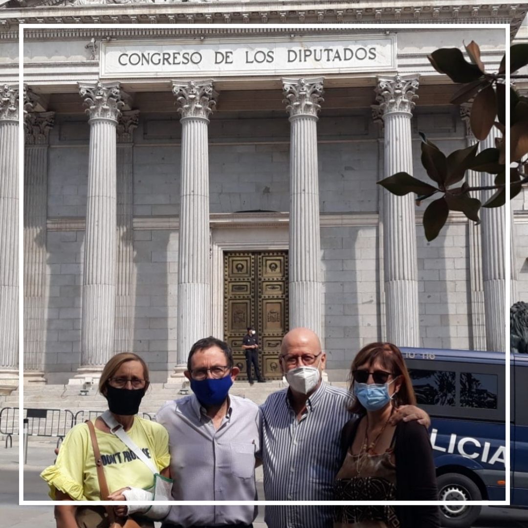 "Ricardo A. Ainstein, Director de Parlamento &amp; Fe España, orando junto a su esposa y pastores de Madrid en el Congreso de los Diputados, España."

#parlamentoyfe #oracion #españa
