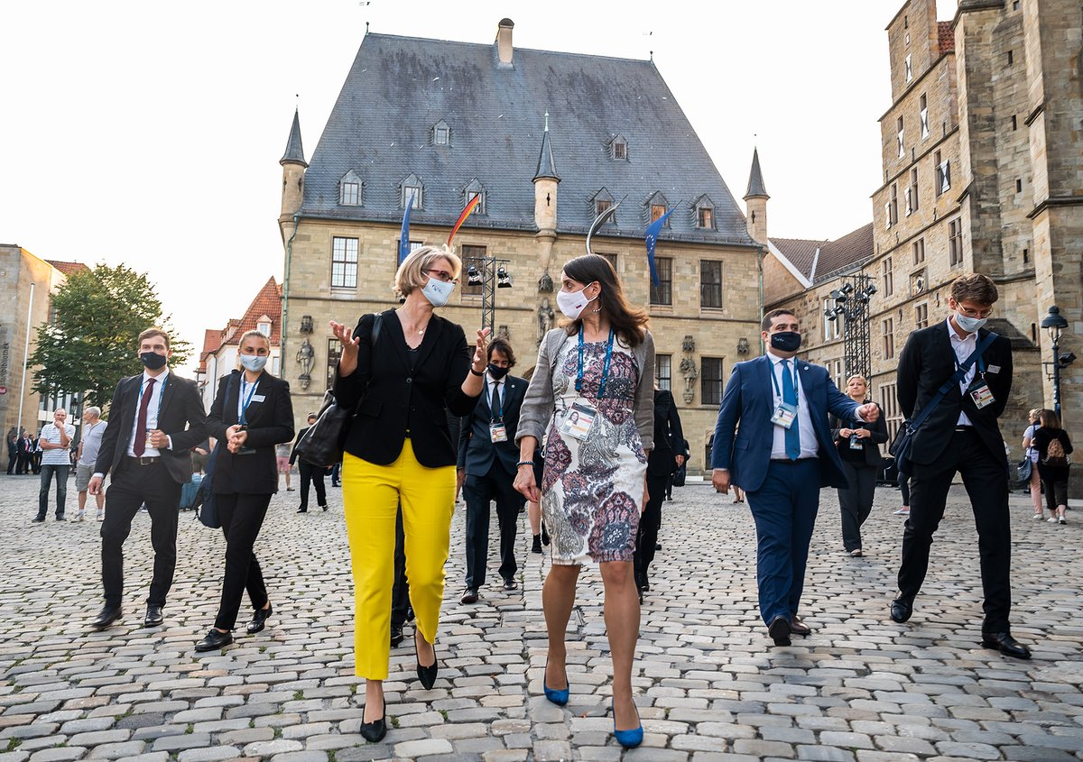 bmftr_bund's tweet photo. #EU2020DE: Der erste Tag des Informellen Treffens der EU-Bildungsministerinnen und - minister endet mit einem Spaziergang zum Rathaus von Osnabrück, dem Eintrag ins Goldene Buch der Stadt - und dem traditionellen "Familienfoto" aller Delegationen. @EU2020DE #strongertogether https://t.co/37vZ9srHcZ