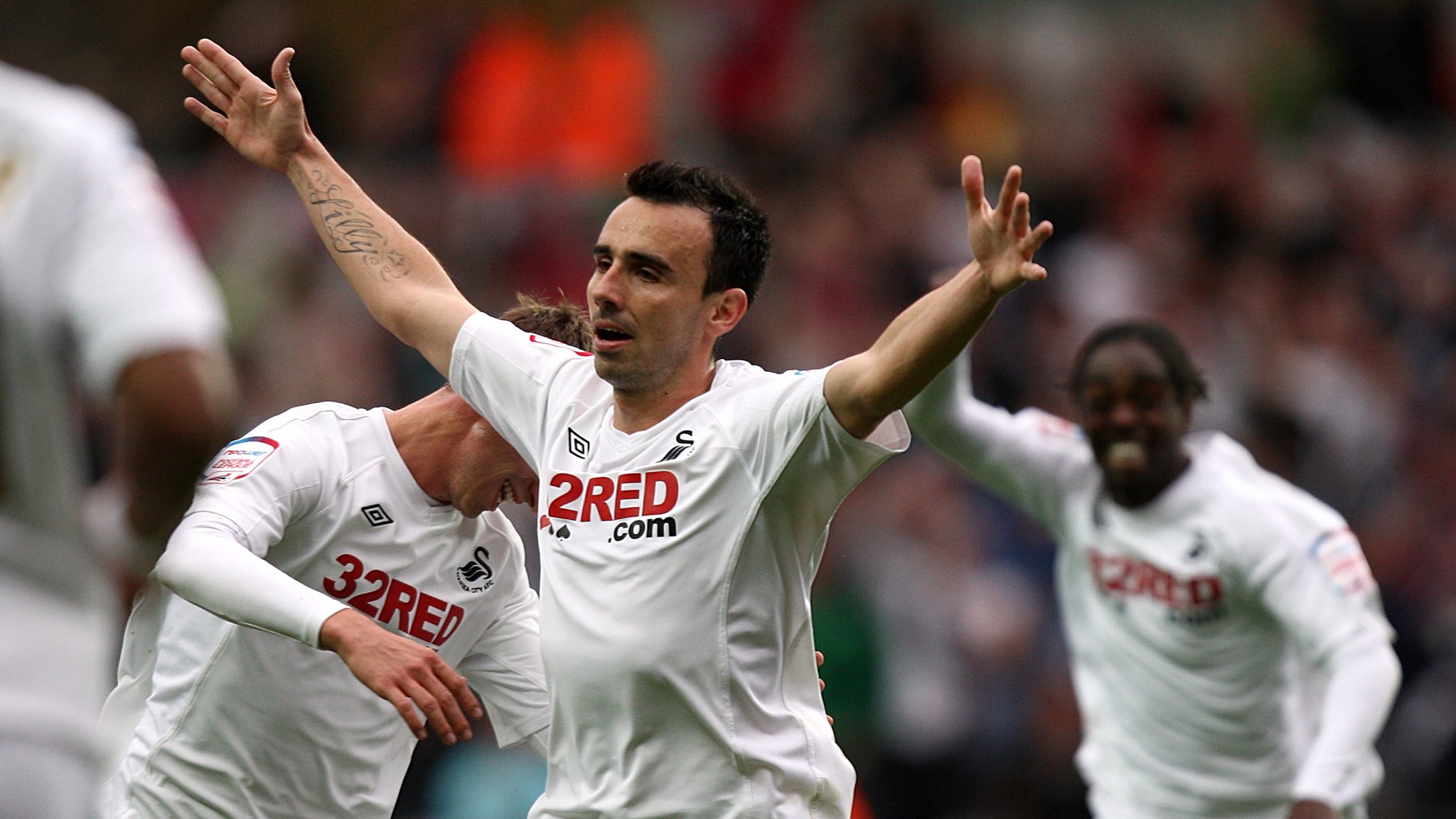Happy Birthday to the legend Leon Britton!!! Anyone agree that Britton deserves a statue at the Liberty Stadium? 