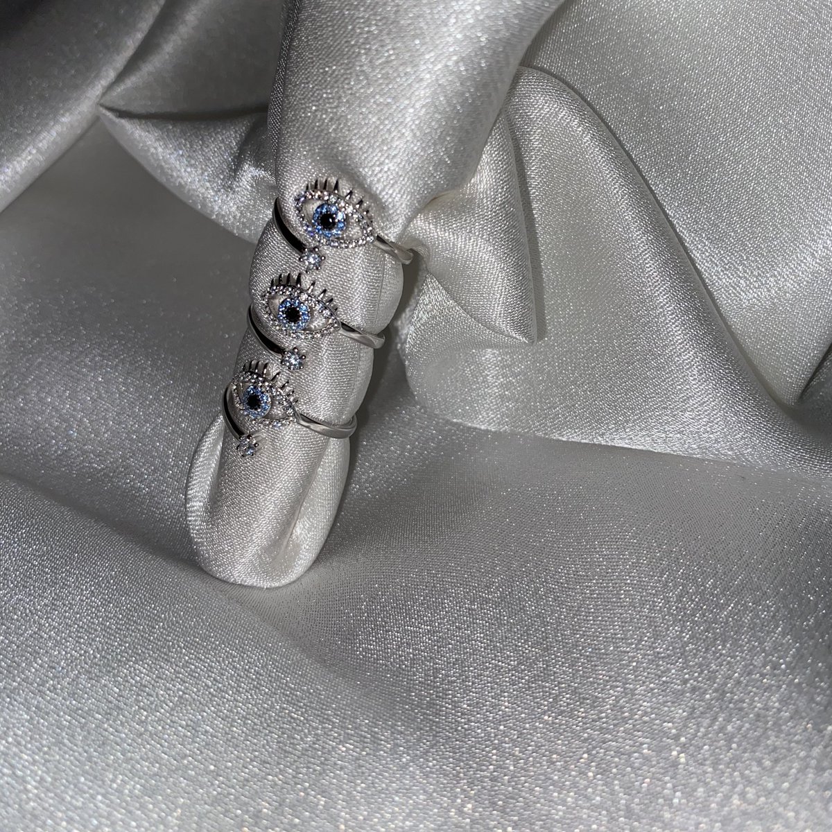 RomanJewelss's tweet photo. Introducing ‘Shin Stargey’ 🧿

925 Sterling Silver

Did I mention this beauty was adjustable , don’t worry about size or which finger you want to show it off on, it fits all 😍 

https://t.co/axyf8bbizE 

#smallbusiness #nazar #evileye #ring #sterlingsilver #romanjewelsbyromana https://t.co/H2s6vWx6SE