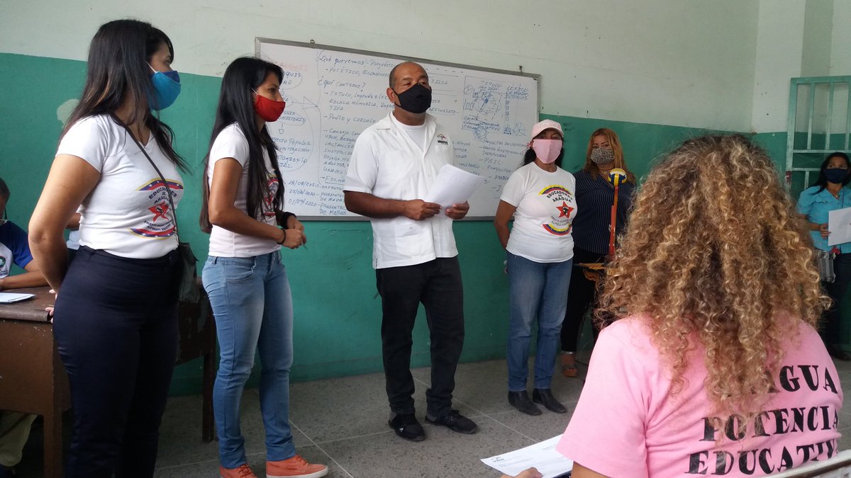 leoalvacabrera's tweet photo. Iniciamos la entrega de más de 1000 mil  credenciales de ratificación a nuestros directores y directoras del Estado #Aragua para seguir consolidando la Aragua Potencia Educativa. @NicolasMaduro @psuvaristobulo #SaludYEducaciónEnCasa @MPPEDUCACION @RosangelaOrozco @MarcoTorresPSUV https://t.co/2vsH6QcNrU