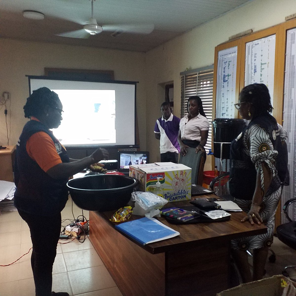 action_edo's tweet photo. @Edo sharing her experience in a Zoom meeting on Environmental measures, #Deratarization in #Lassafever prevention and control with @OndoState, demonstrating how to prepare the special bait for the vector.
#LassaFeverIsPreventable
#SharingIdeasInDiseaseControl
#EndLassaNow https://t.co/TkLrzlH1wP