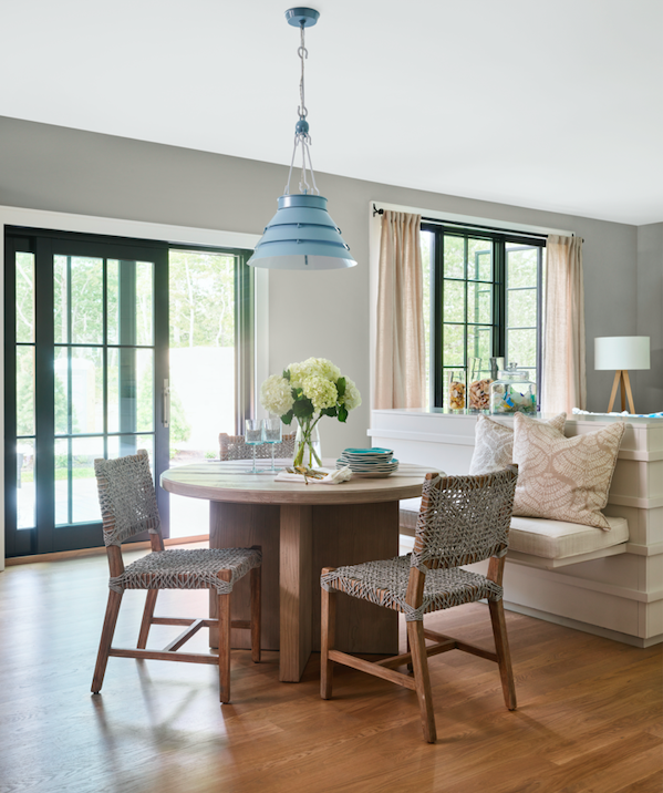 ProgressLtg's tweet photo. Can you hear the call of the ocean? 💙  Then bring home the coastal feel with the Maliblue Surfrider pendant from @jeffreymarksinc shown in the @ThisOldHouse  Cottage on the Cape. ⁠
Love this coastal look? https://t.co/PIcMJKJ4Ts

#thisoldhouse #jeffreyalanmarks #jamapproved https://t.co/iQ0Ndd1Vkg