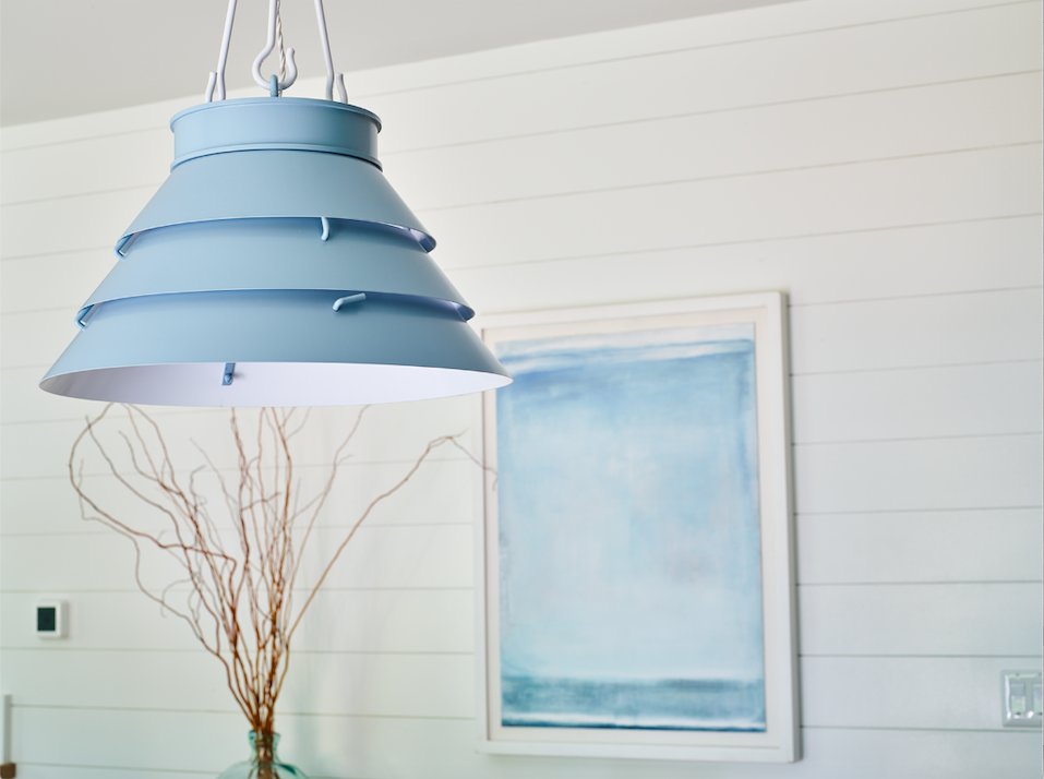 ProgressLtg's tweet photo. Can you hear the call of the ocean? 💙  Then bring home the coastal feel with the Maliblue Surfrider pendant from @jeffreymarksinc shown in the @ThisOldHouse  Cottage on the Cape. ⁠
Love this coastal look? https://t.co/PIcMJKJ4Ts

#thisoldhouse #jeffreyalanmarks #jamapproved https://t.co/iQ0Ndd1Vkg