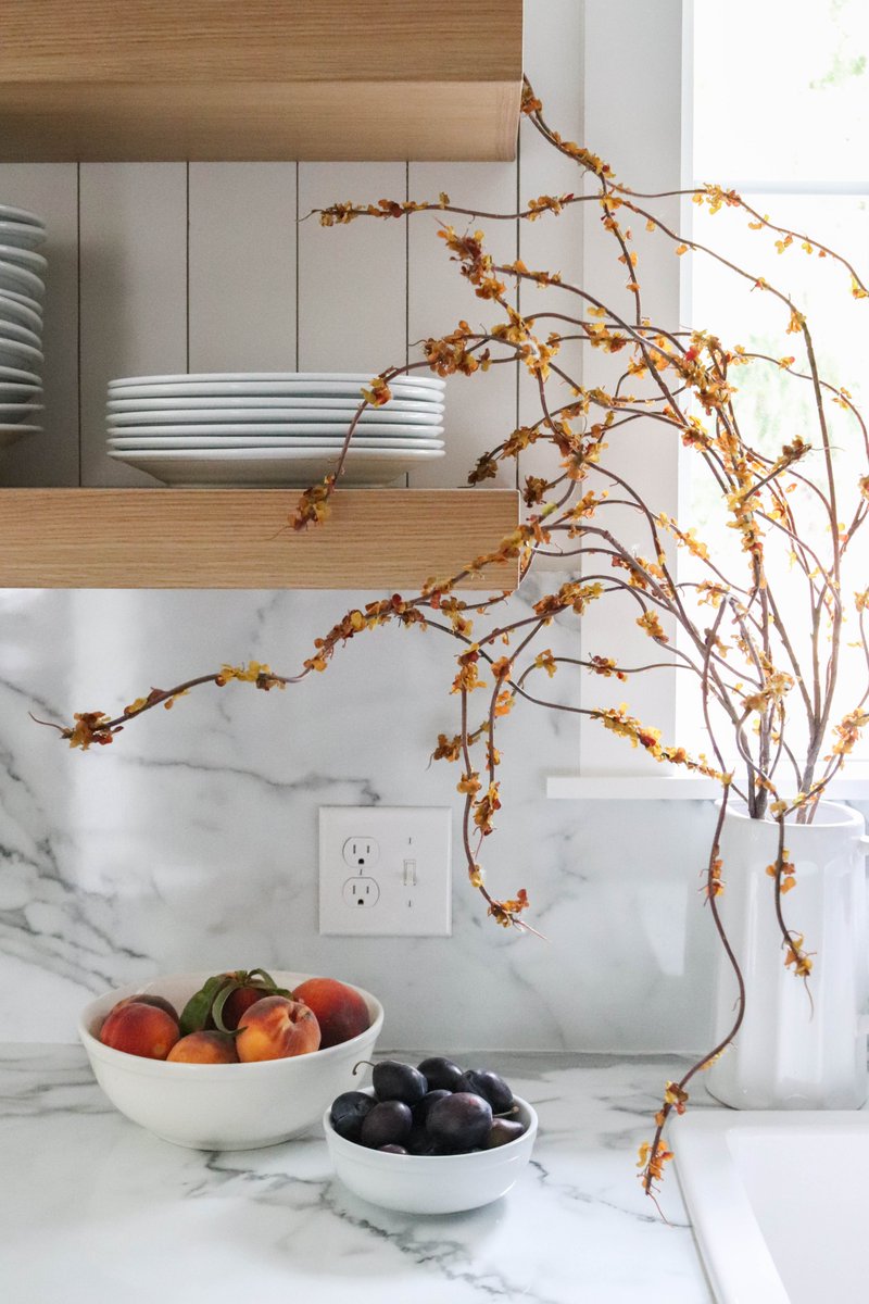 Loving this kitchen dressed up for fall at <a href="/woodgraincottag/">Wood Grain Cottage</a>  ... thewoodgraincottage.com/our-fall-home-…