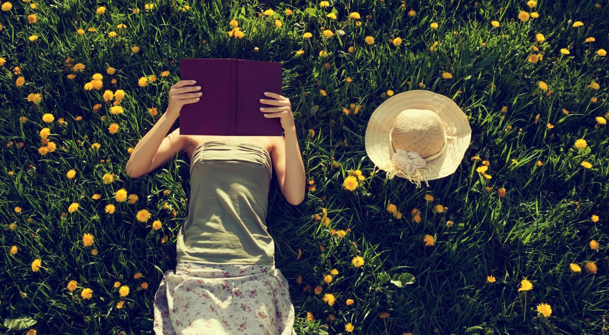 illibraio's tweet photo. Vivere senza #leggere è pericoloso, ci si deve accontentare della vita, e questo comporta notevoli rischi. - Michel Houellebecq https://t.co/bkbzQ2DwBb
