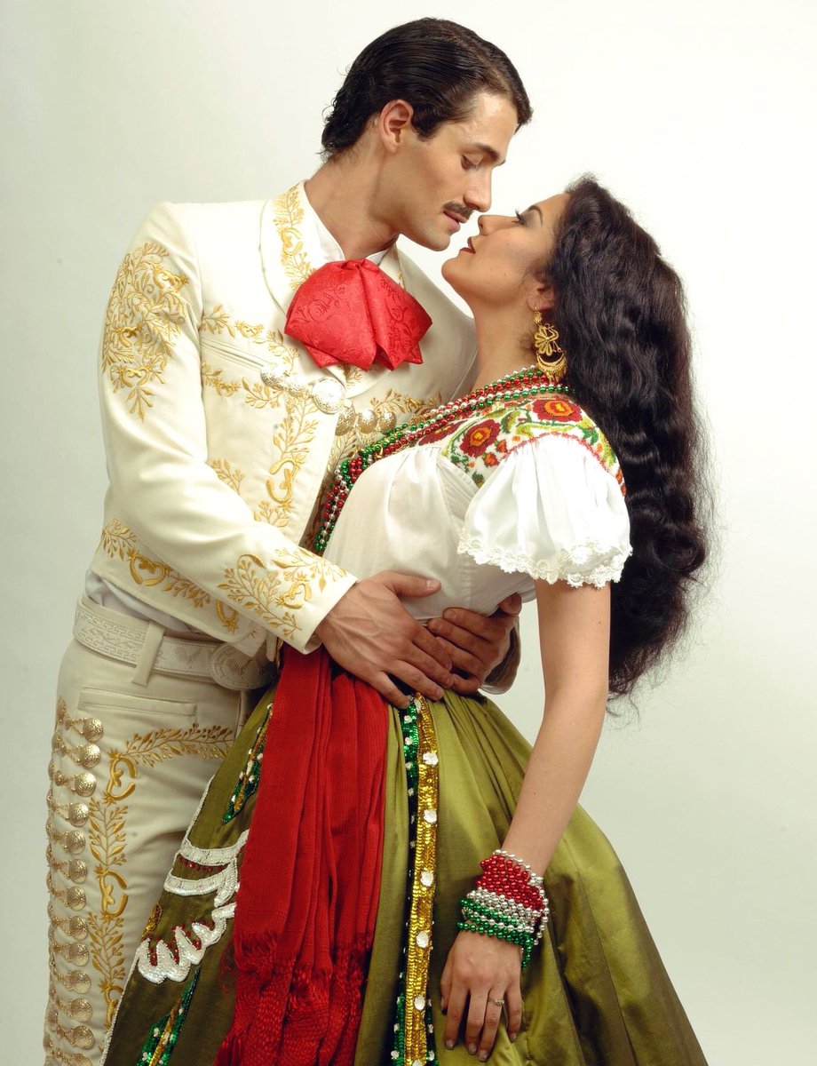 Acompáñanos hoy con el hashtag #SiNosDejan durante todo el día. Comparte fotos, recuerdos y sobre todo, disfruta de “El Gran Musical Mexicano”. Esta historia de amor con sabor a México, está lista para ser contada vía Streaming. ❤️