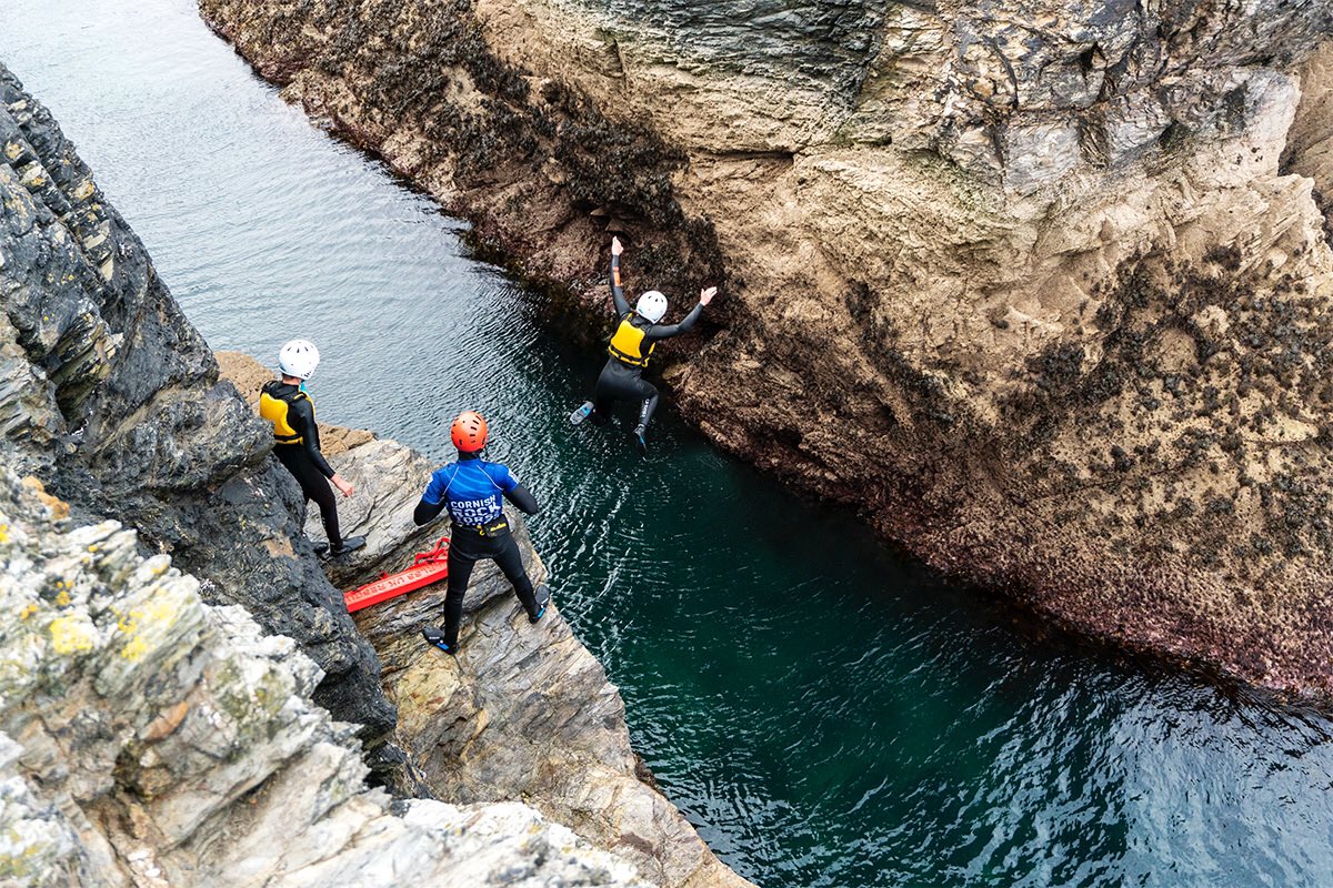 Cornwall has a large tidal range,which means that we sometimes do the same jump at the beginning and end of a session if the tide's dropping out. Once to practice technique,and then an hour and half later when it's a bigger drop!

cornishrocktors.com/coasteering/

#coasteering #Cornwall