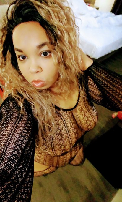 Come play with me😈 https://t.co/zvZS3Y0X39 https://t.co/9veorc4FlD