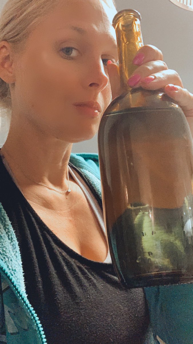 HistoryandWine's tweet image. Recycling your wine bottles means using them as water bottles when you can’t find the box with your cups yet. Thanks to Villa Sparina for making a killer Gavi and also a great water bottle. #movingproblems