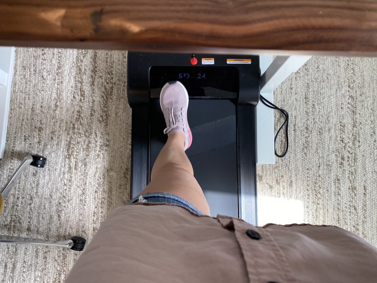 JHaleATX's tweet image. First full day with my under desk treadmill and I’m loving it - almost 17,000 steps by 5:00 pm 😊🏃🏼‍♀️ #MoveMoreSitLess