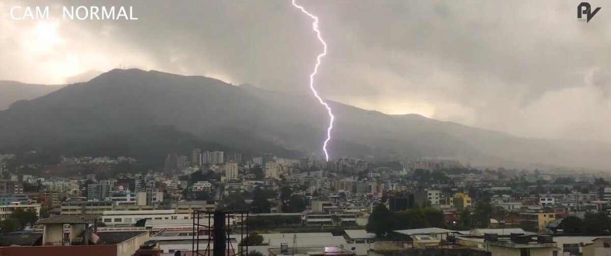 Fuerte lluvia eléctrica se registró hoy en la capital de los ecuatorianos #Quito #Ecuador https://t.co/AmFYeoOhgs