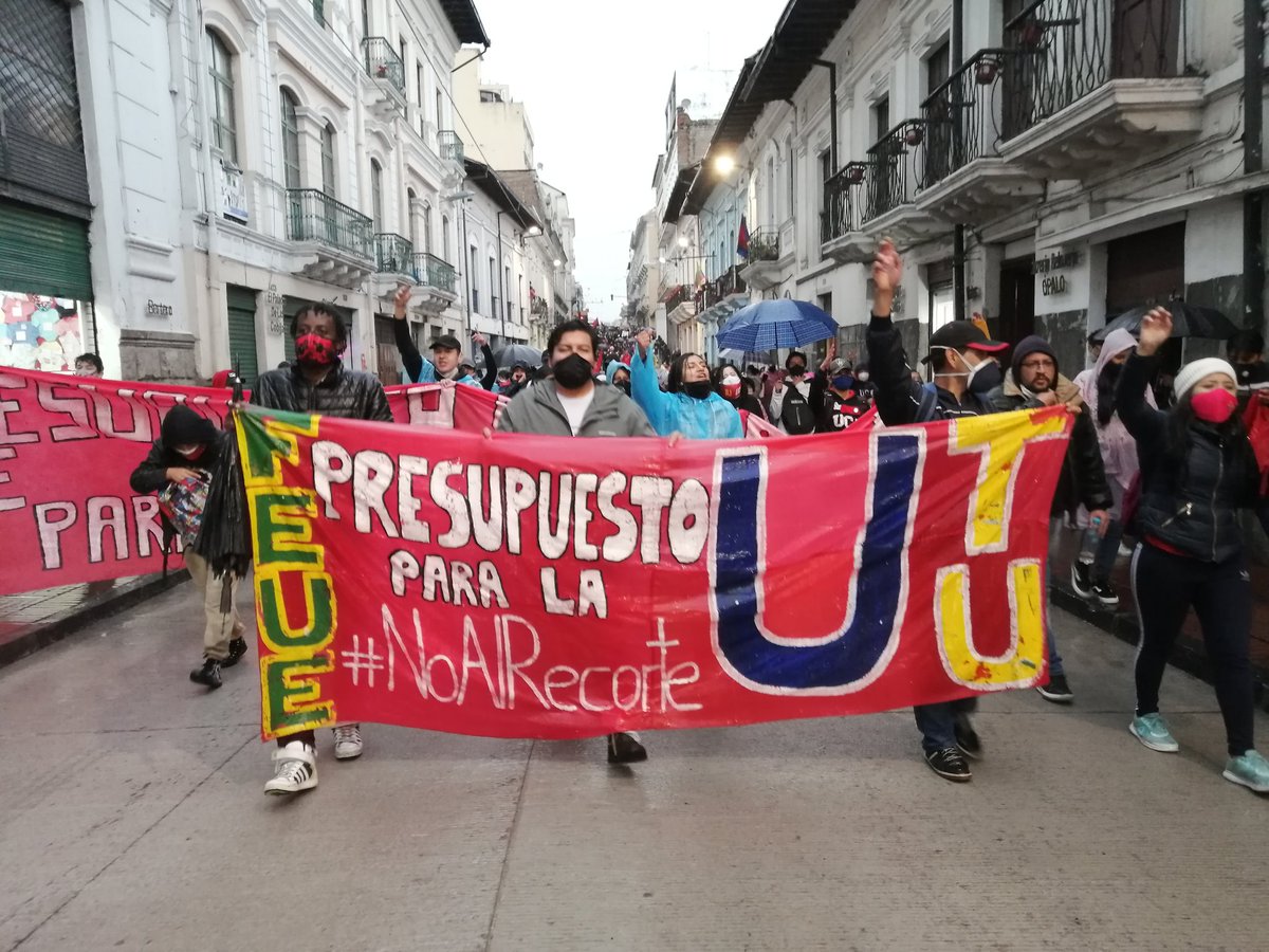 FEUEnac_Ecuador's tweet photo. #Quito 
Salimos a las calles nuevamente en defensa del presupuesto para la universidad, en rechazo al recorte del presupuesto, por los pagos de docentes, trabajadores y empleados atrasados, por las becas y por el internet, por la educación de calidad. 

#NoAlRecorte https://t.co/hr5ckdwEUY