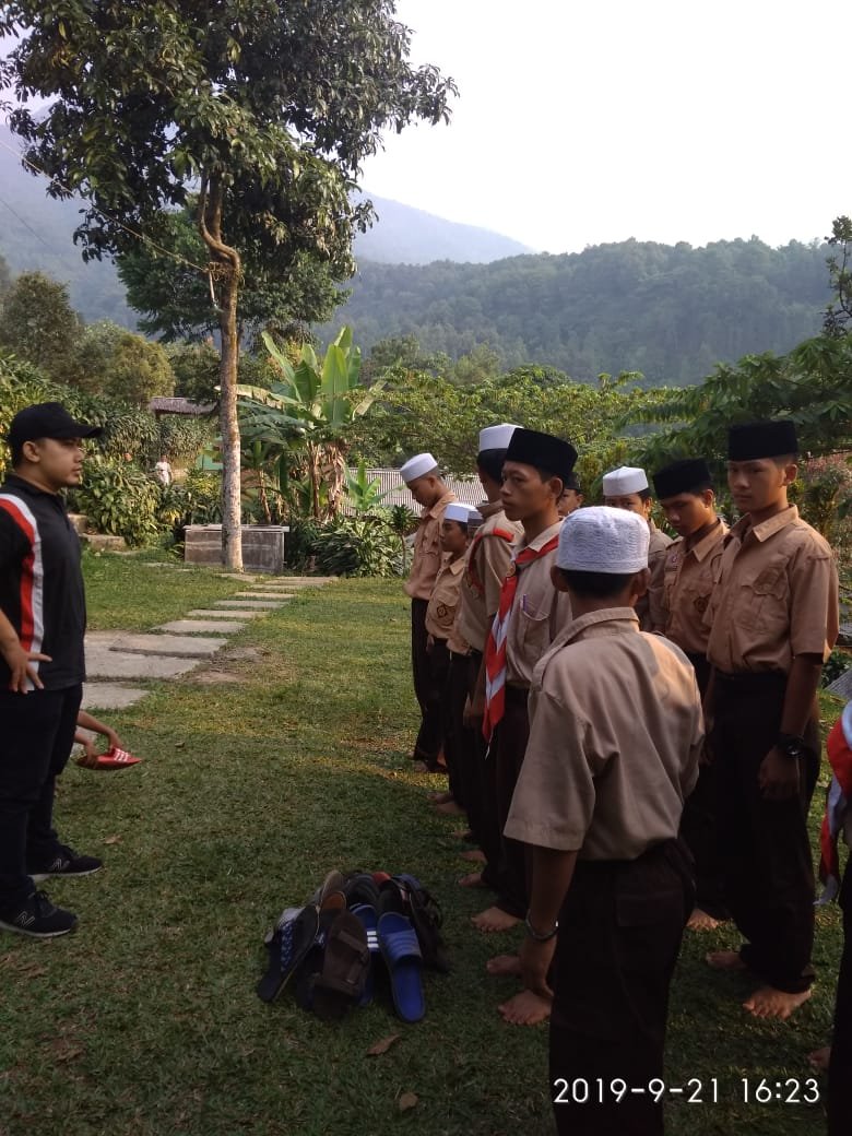 "Seng nakal tak jewer kupingmu..."