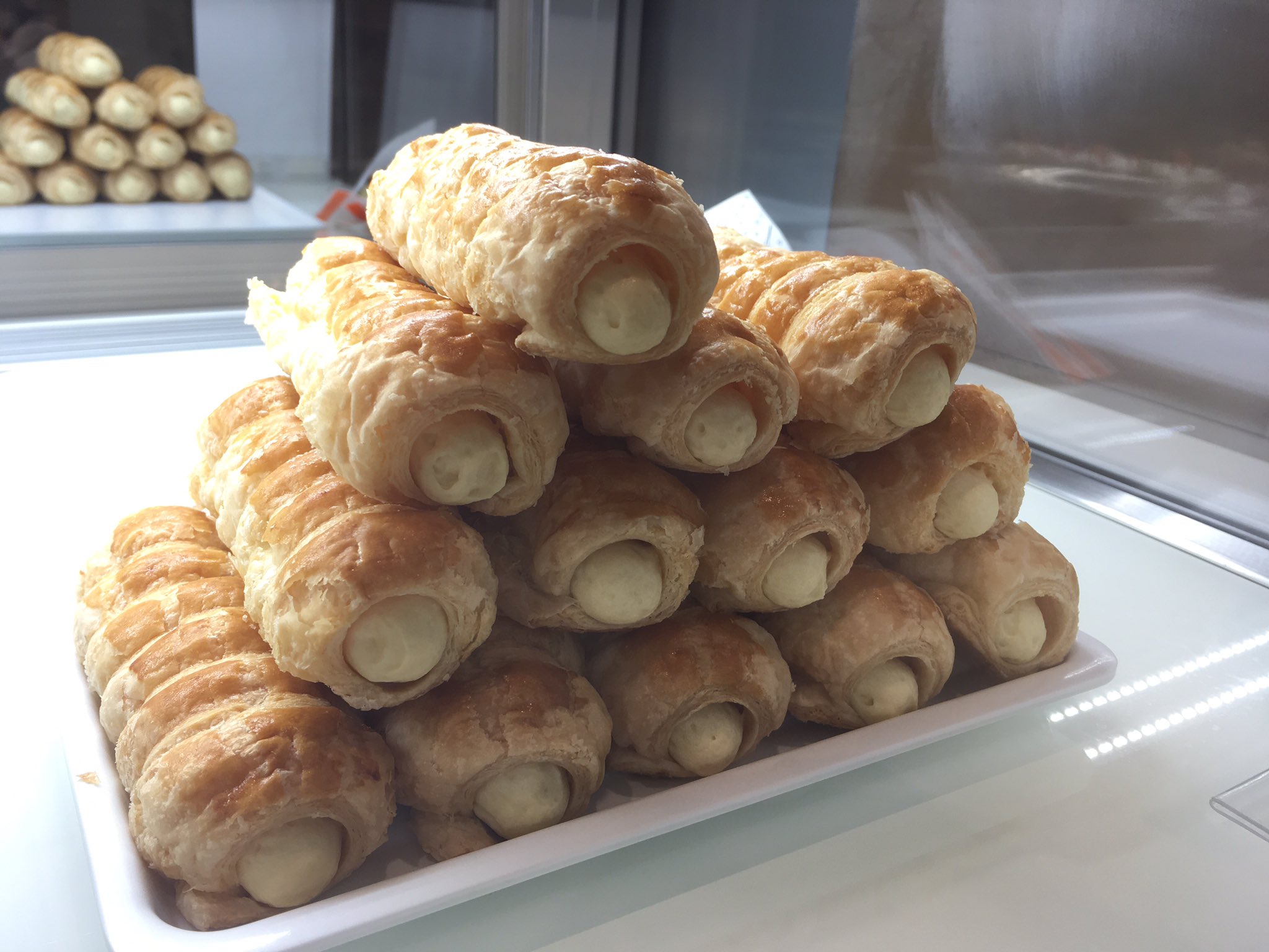 けい 六花亭帯広本店で サクサクパイ0円 賞味期限3時間 と雪んチーズ230円 賞味期限2時間 です いずれも賞味期限数時間の北海道でしか食べることができない絶品スイーツです とても美味しかったですわ ただ新型コロナウイルスの影響で無料コーヒー