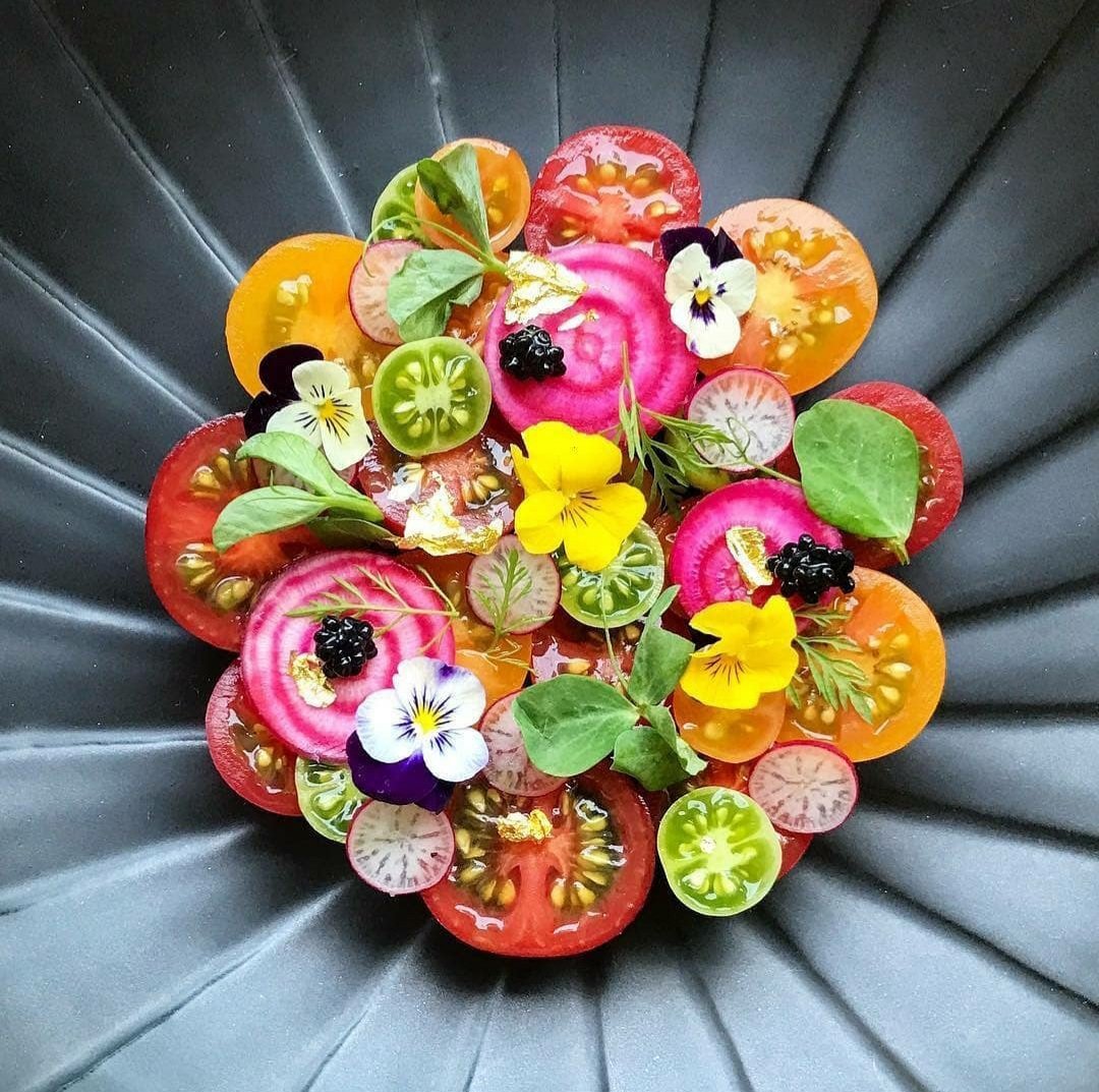 The colors of summer are popping just like the taste will with each bite of this beautifully plated #TomatoSalad by #fooddesigner @royalebrat in #Bangkok. 🍅🇹🇭

#platingskills #eatwithyoureyes