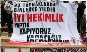 Güvenlik önlemi almayıp sağlık çalışanlarını riske atan, şeffaf bilgi paylaşımı yapmayan, halkını tehlikeye atan iktidara karşı; halk sağlığı için mücadele eden sağlık emekçilerimizin yanındayız.
TTB onurumuzdur! #YönetemiyorsunuzTükeniyoruz
#iyikiTTBvar
#MhpKapatılsın