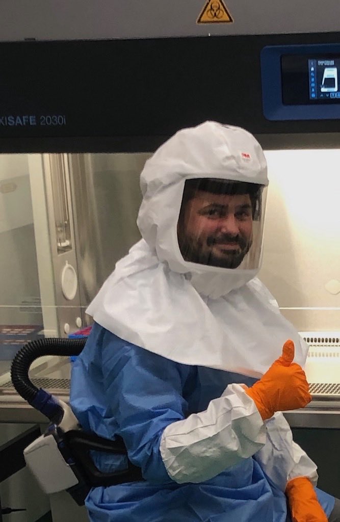 13/ ... and because we do not have good treatment options yet, we exclusively work in biocontainment labs of biosafety level 3 (4 would be the highest, e.g. for Ebola). This is no fun, even though  @VladimirMagalh looks quite cheerful in the photo! Just: it makes a lot of sense!