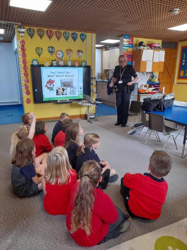 PC Gayle visited today for sessions with year 2, year 4 and year 6. The pupils were fantastic- asking and answering questions well on important topics. 👩🏼‍✈️🗣 #schoolbeat