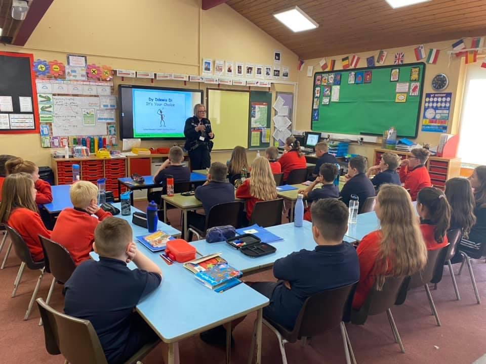 Daeth PC Gayle i’r ysgol heddiw ar gyfer sesiynau gyda blwyddyn 2, blwyddyn 4 a blwyddyn 6. Roedd y disgyblion yn wych - yn gofyn ac yn ateb cwestiynau'n dda ar bynciau pwysig. 👩🏼‍✈️🗣 @DPPSchoolBeat
