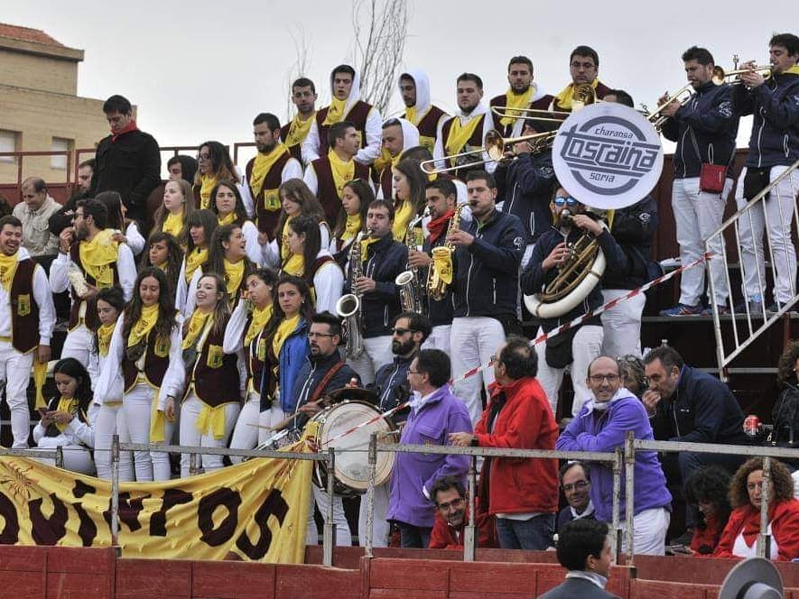 Toscaina's tweet photo. "Y sé que nos tocará llorar, y es que la vida es un puñado de sonrisas"
📯🎶📣🎷🎉💃🕺🍷
#FiestasDelCristo https://t.co/V4K4WoGGmP