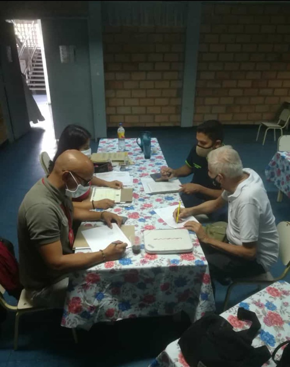 Urena23F's tweet photo. #16Septiembre  Entrega de formatos de titulos de Bachilleres a los directores y evaluadores de las instituciones de Educación Media @clbtachira por parte del Supervisor Intercircuitual  @ironcarl17  @supervisionZET1 @MPPEDUCACION @charlychaves @AndersonORomero https://t.co/cPL2hekCzQ