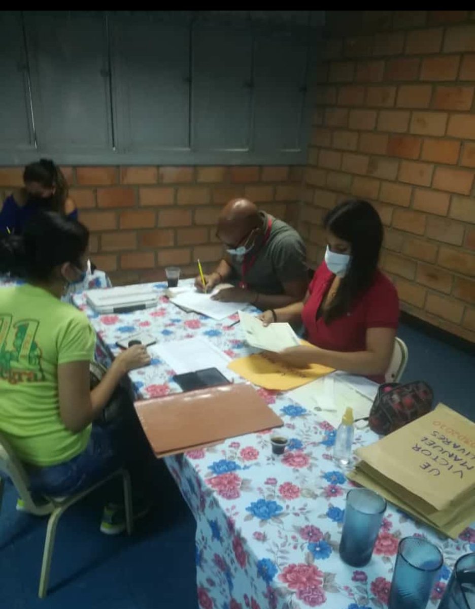 Urena23F's tweet photo. #16Septiembre  Entrega de formatos de titulos de Bachilleres a los directores y evaluadores de las instituciones de Educación Media @clbtachira por parte del Supervisor Intercircuitual  @ironcarl17  @supervisionZET1 @MPPEDUCACION @charlychaves @AndersonORomero https://t.co/cPL2hekCzQ