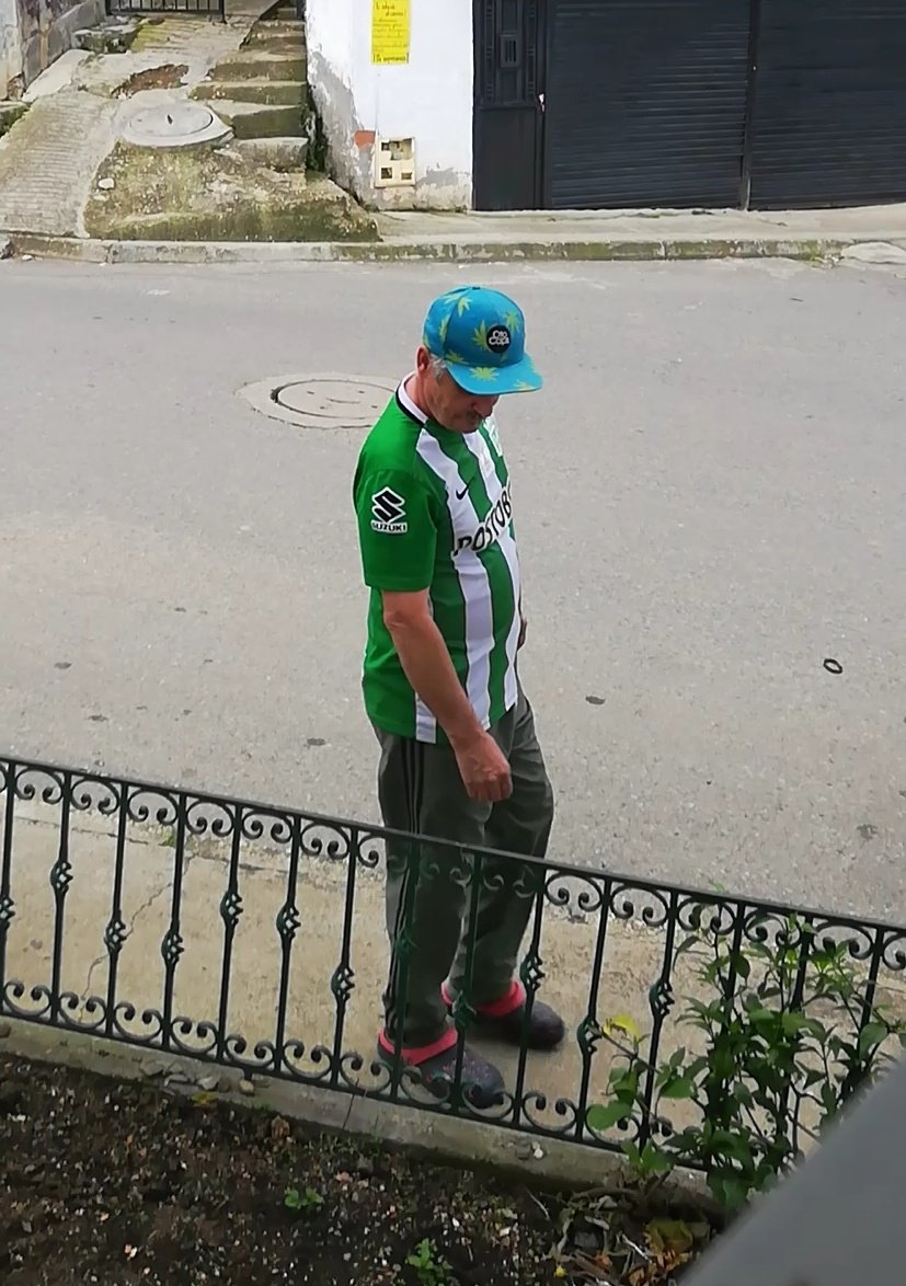 eezuluaga's tweet photo. Mi cucho con la camiseta del verde y gorra de maticas de bareta: el verdadero OG paisa. https://t.co/2uQ7zVI0Uo