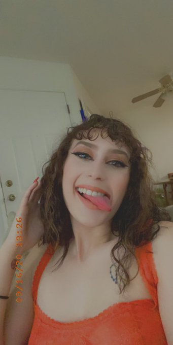 The face 🤭  v.s.  The body 🤤  HUGE deal on my onlyfans is almost over!  🔥daily nudes and lewds  🔥surprise