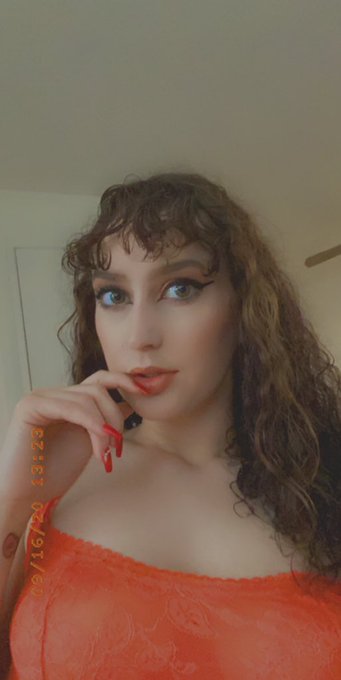 The face 🤭  v.s.  The body 🤤  HUGE deal on my onlyfans is almost over!  🔥daily nudes and lewds  🔥surprise