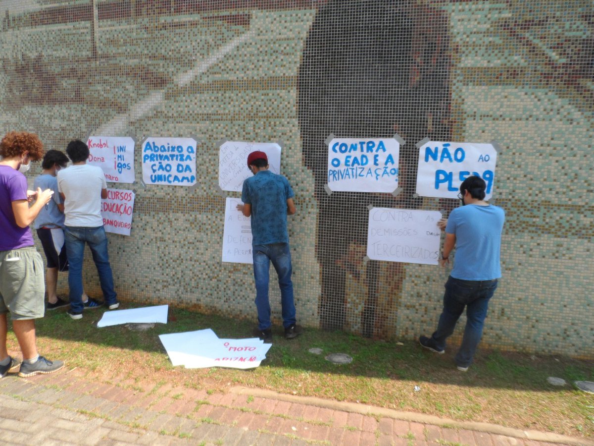 unicontraoead's tweet photo. Em 14/09 ocorreu um ato na frente da Reitoria, compondo mobilizações a nível nacional nesse dia, denunciando a implementação vertical e não planejada do ERE ("EaD") na Unicamp, bem como caráter precarizante e privatista dessa modalidade de ensino na universidade pública. https://t.co/uOogUOi6ci