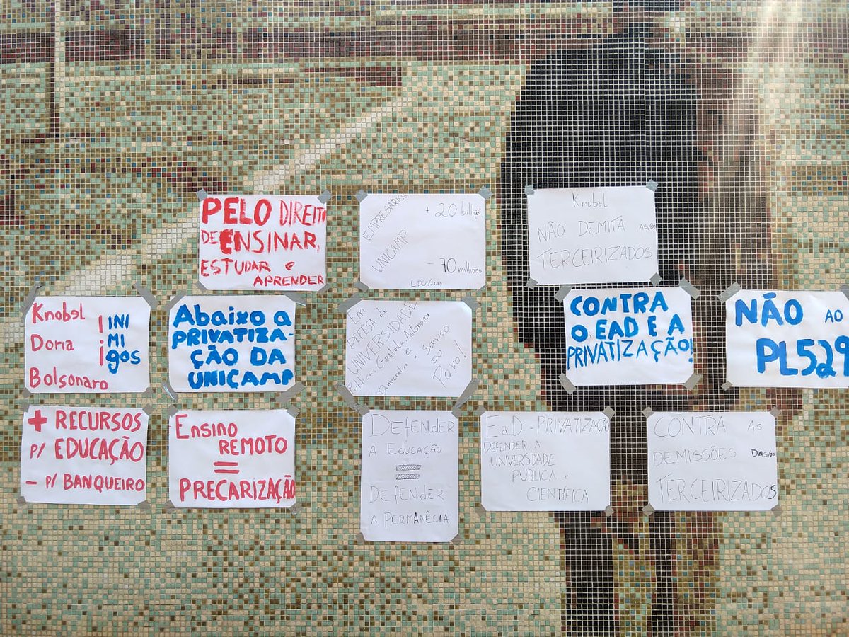 unicontraoead's tweet photo. Em 14/09 ocorreu um ato na frente da Reitoria, compondo mobilizações a nível nacional nesse dia, denunciando a implementação vertical e não planejada do ERE ("EaD") na Unicamp, bem como caráter precarizante e privatista dessa modalidade de ensino na universidade pública. https://t.co/uOogUOi6ci