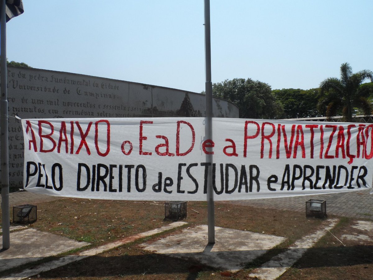 unicontraoead's tweet photo. Em 14/09 ocorreu um ato na frente da Reitoria, compondo mobilizações a nível nacional nesse dia, denunciando a implementação vertical e não planejada do ERE ("EaD") na Unicamp, bem como caráter precarizante e privatista dessa modalidade de ensino na universidade pública. https://t.co/uOogUOi6ci