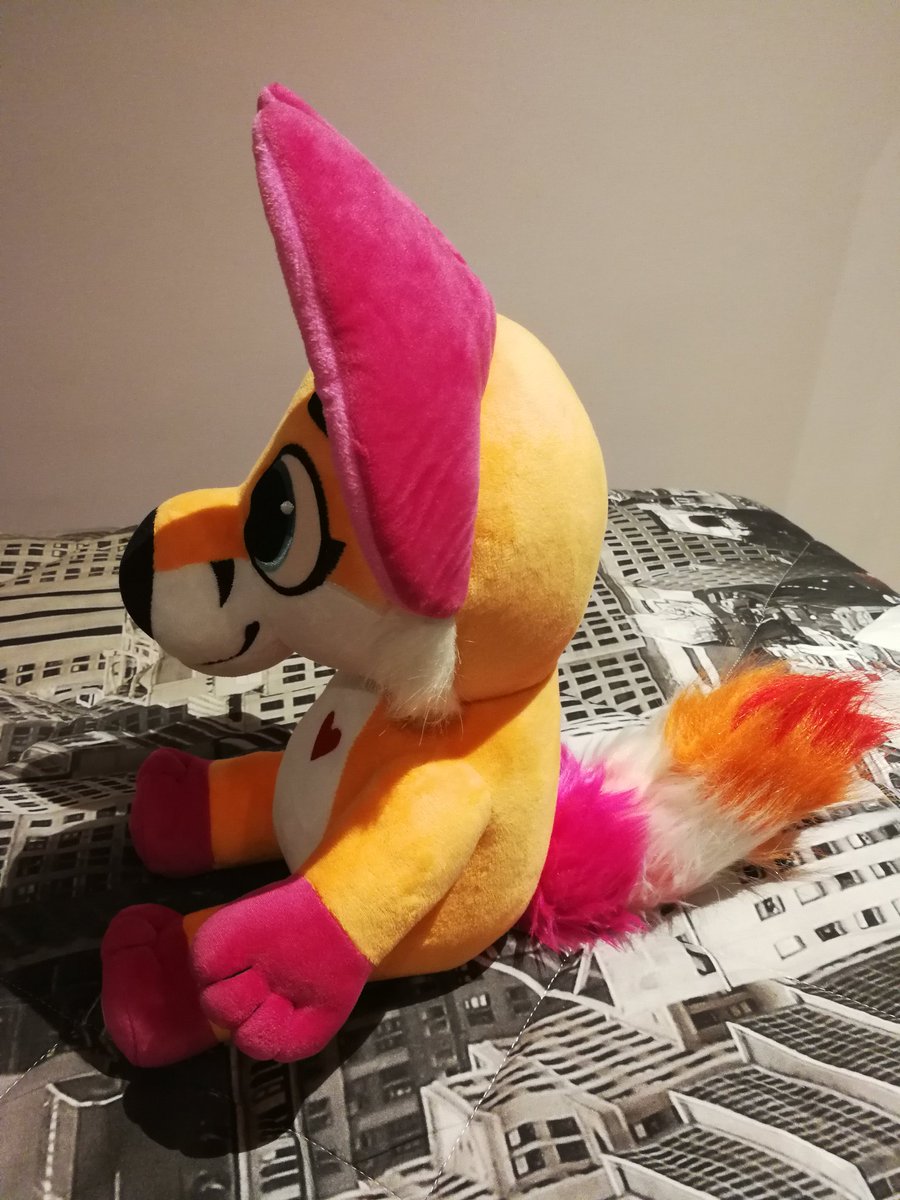 @BellaBuddies lesbian pride fox has arrived home! 😍😍. I love it so much, the colors are gorgeous and the fur is so soft ❤️. My mom likes it too 💞. Thank you for doing this pride foxes series 🤗.