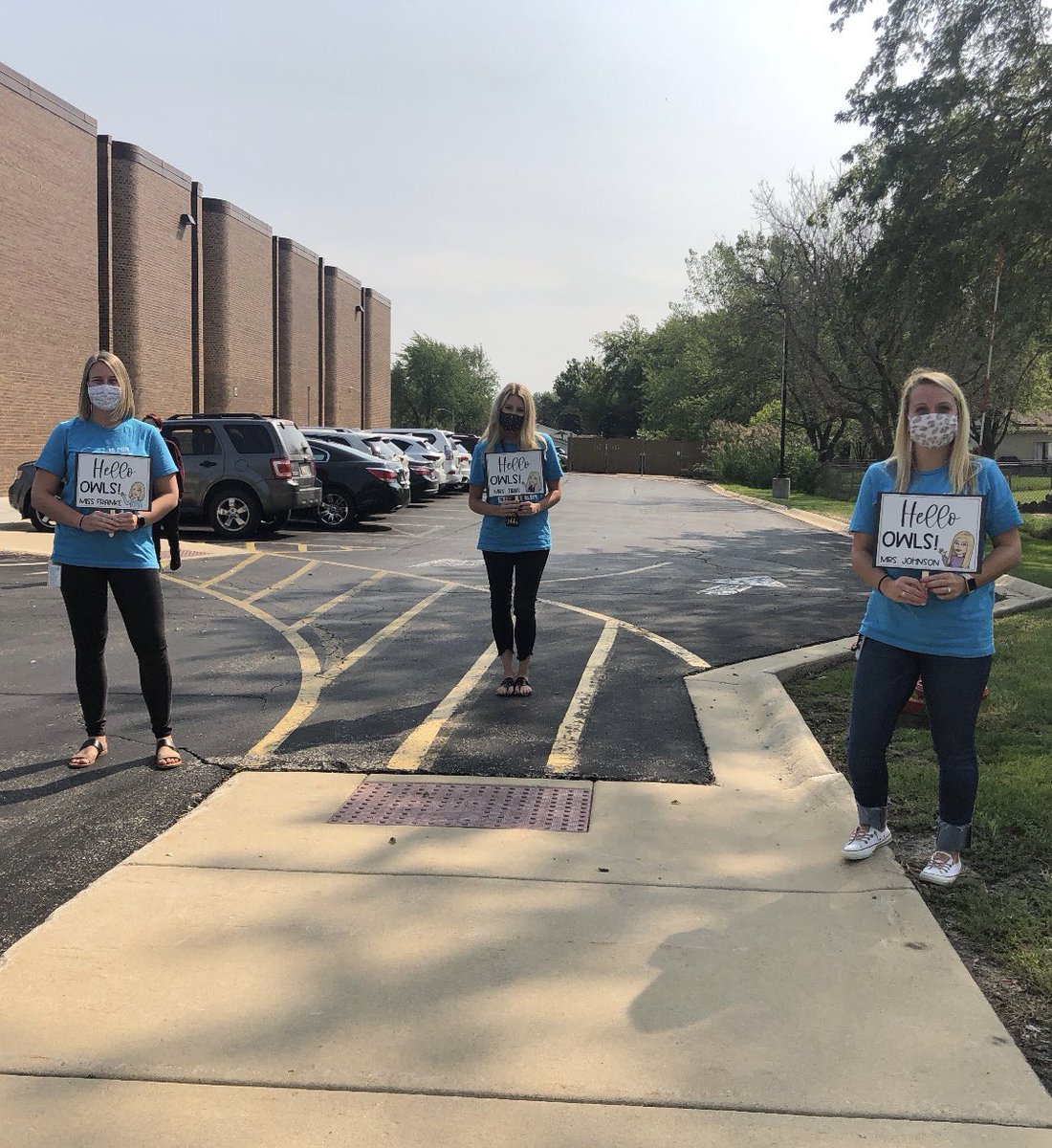 teamtibbs203's tweet photo. Such a peak moment seeing our owls at Einstein’s drive-thru! Enjoy your ice cream!  #EinsteinExcellence #einsteinconnect #54DotDay https://t.co/Ao0uu6JyVq