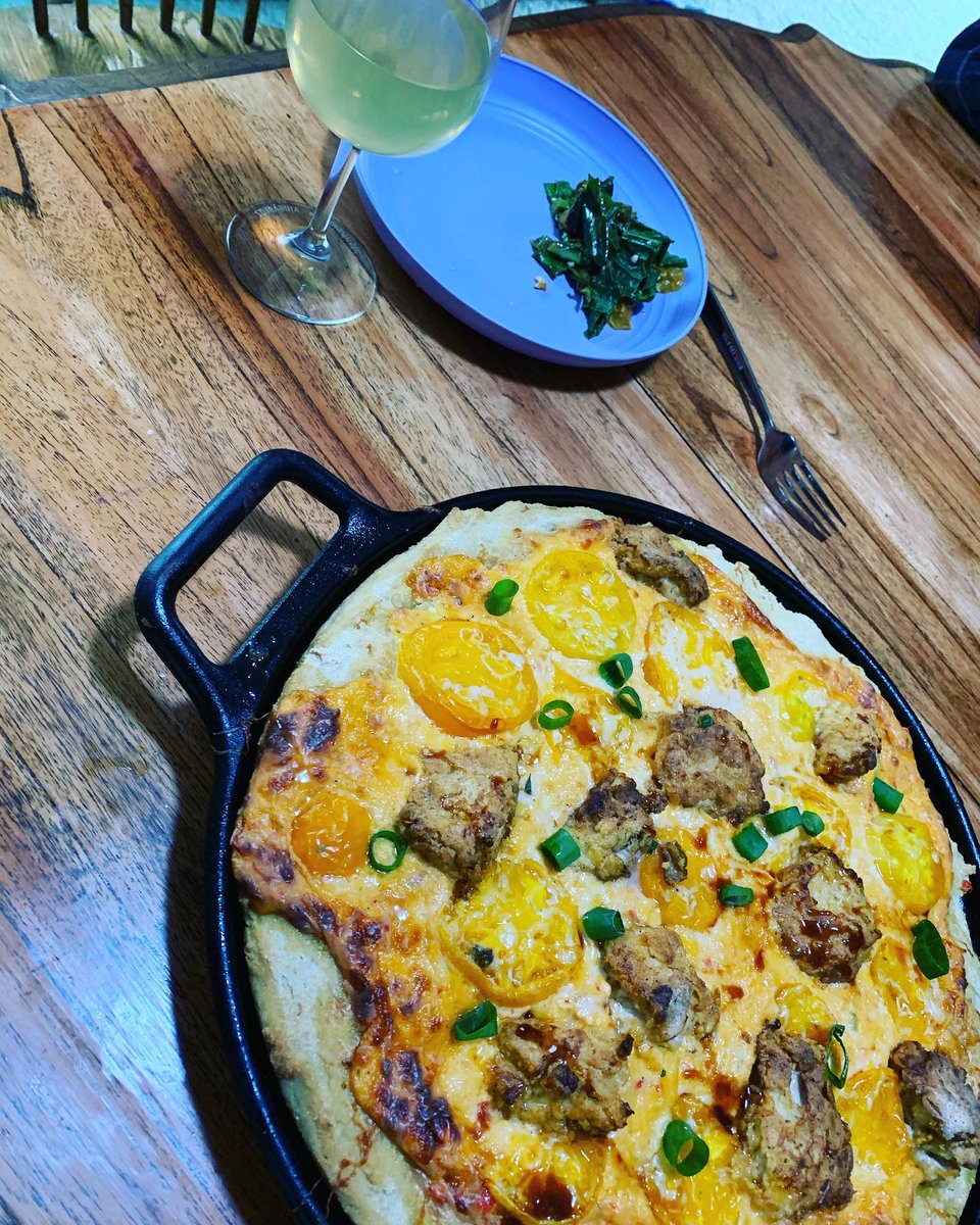 i don't have anything to promote other than my pinned tweet, & brag about this southern-style pizza yesterday: sourdough-cornmeal blend crust, pimiento cheese, sliced yellow tomatoes, white cheddar, buttermilk-fried chicken, hot honey, & green onions. dm me for recipe if u want