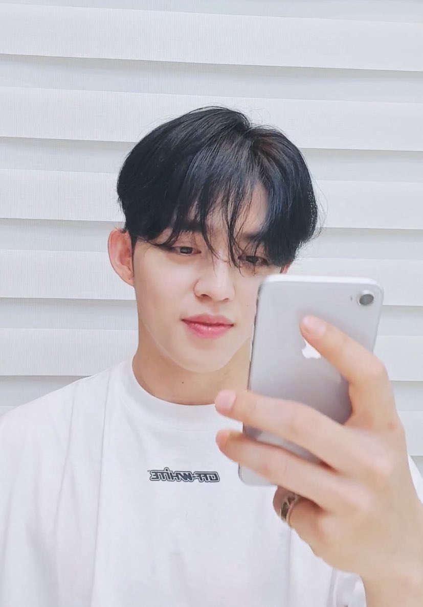 jeytrbl's tweet photo. “Why do you need all these pictures, Cheol?”
“My lockscreen is boring! I wanted something nice to look at.” 
-
#CaratSelcaDay #17CaratSelcaDay @pledis_17 https://t.co/mg58AySPBm