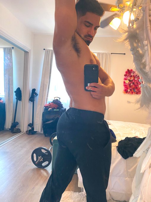 Bend me over &amp; spank my ass 🍑 https://t.co/Yl1hv4WfdC