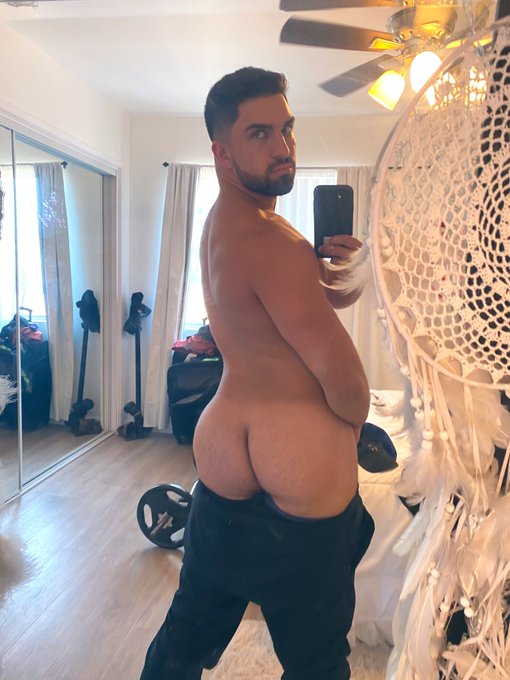 Bend me over &amp; spank my ass 🍑 https://t.co/Yl1hv4WfdC